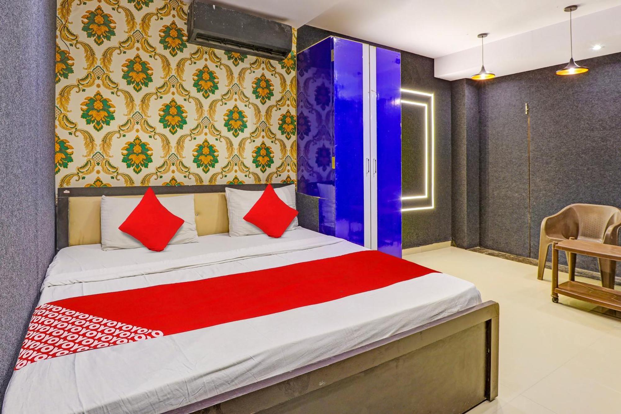 Hotel O Lotus Hotel Surat Exterior foto